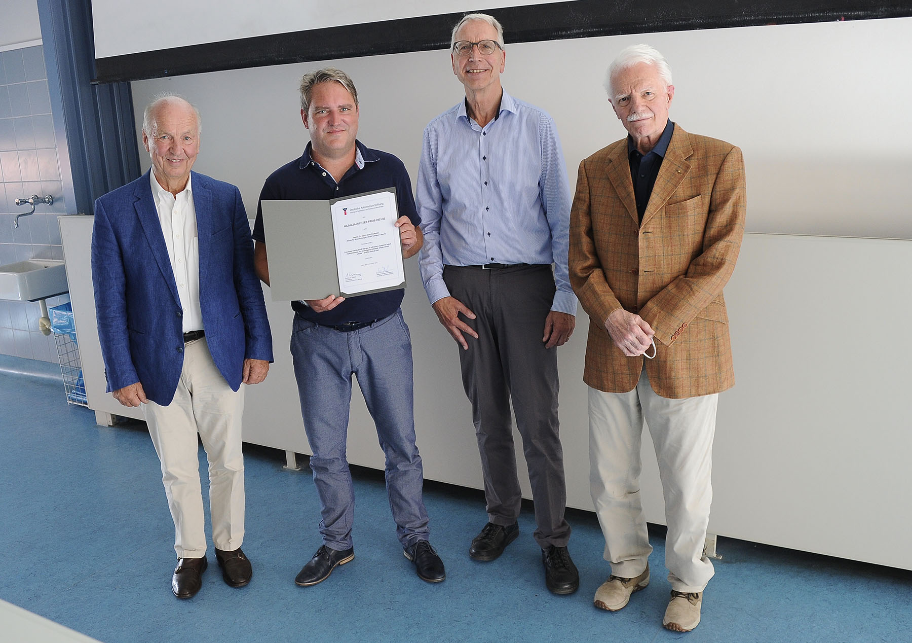 Von links nach rechts: Prof. Dr. Dr. h.c. Ulrich Robert Fölsch (stellvertretender Vorsitzender der Deutsche Autoimmun Stiftung) , Dr. med. Jens Humrich (Preisträger des Nils-Ilja-Richter-Preises 2022),  Prof. Dr. Dieter Kabelitz (Vorsitzender der Deutsche Autoimmun Stiftung) , Karl Manfred Richter (Vorsitzender des Kuratoriums der Deutsche Autoimmun Stiftung und Schatzmeister)