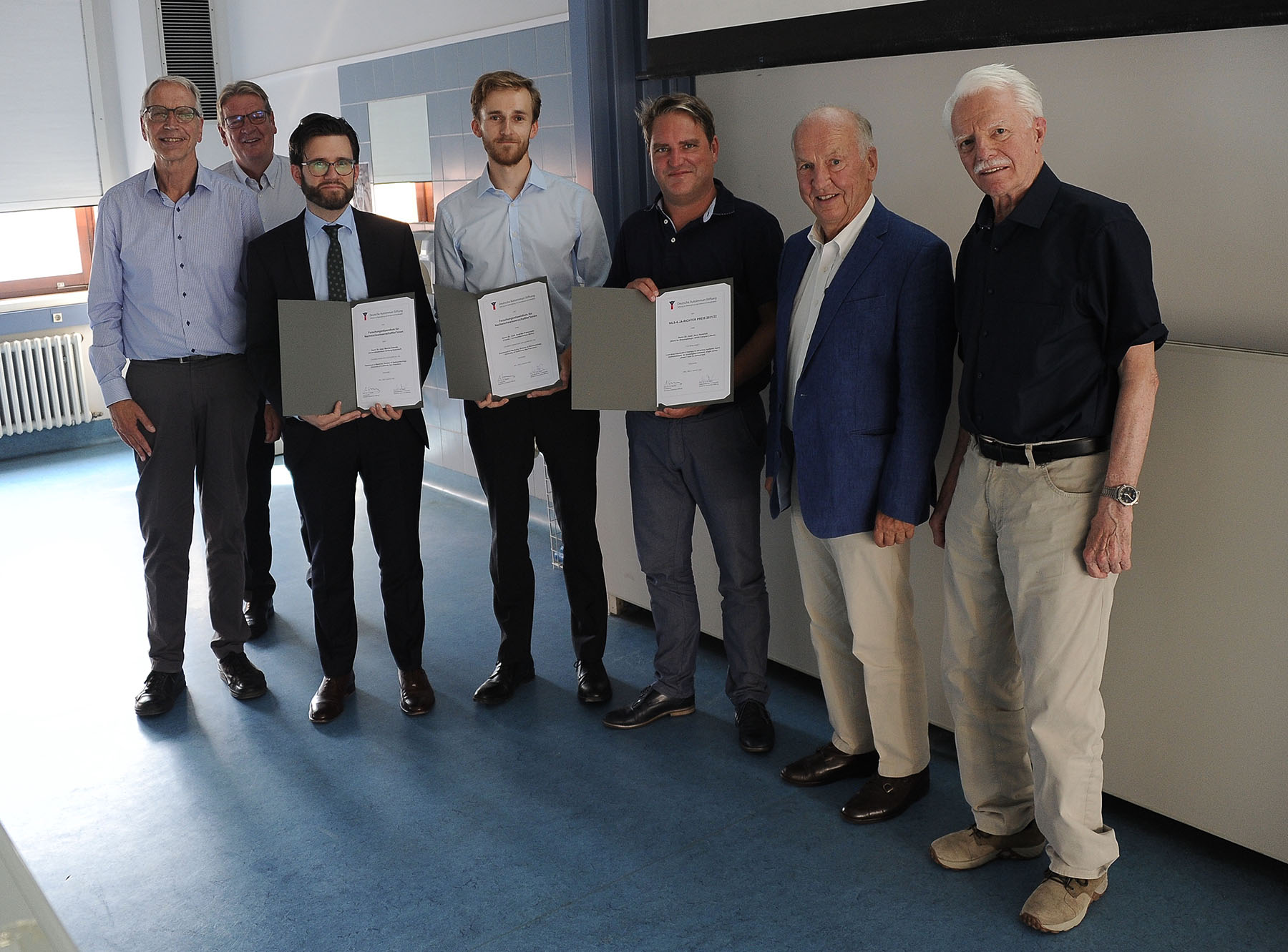 Dieses Foto zeigt neben dem Preisträger auch die Gewinner der Stipendien. Von links nach rechts: Prof. Dr. Dieter Kabelitz, Henning Wurr (Schatzmeister des Vereins),  Dr. med. Marcial Sebode (Universitätsklinikum Hamburg Eppendorf), Dr. med. Andriko Palmowski (Charite, Universitätsmedizin Berlin), Dr. med. Jens Humrich (UKSH, Campus Lübeck), Prof. Dr. Dr. h.c. Ulrich Robert Fölsch, Karl Manfred Richter  