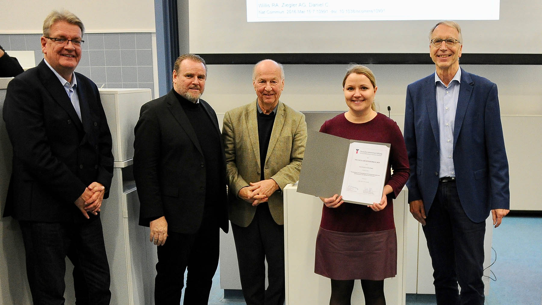 Personen von links nach rechts: Henning Wurr (Schatzmeister der Stiftung), Felix Vörtler (Schauspieler und Botschafter der Stiftung), Prof. Dr. Dr. hc Ulrich Fölsch (stellvertretender Vorsitzender der Stiftung), Prof. Dr. Carolin Daniel (Preisträgerin des Nils-Ilja-Richter-Preises), Prof. Dr. Dietrich Kabelitz (Vorsitzender der Stiftung) Foto: Ralf Huber